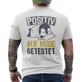 Positiv Auf Müde Getestet Cute Penguin Sleep S T-Shirt mit Rückendruck - Geschenkecke