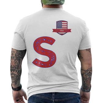 Usa Flag Letter S American Usa Red T-Shirt mit Rückendruck - Geschenkecke