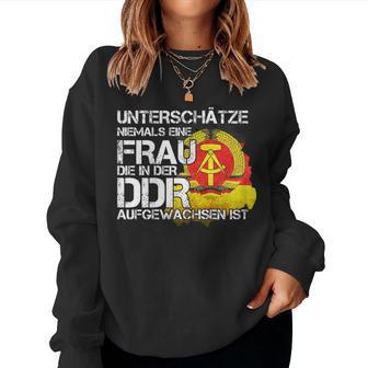 Ossi Women's Underschätze Niemal Ein Frau Aus Der Ddr Ostalgie Sweatshirt Frauen - Geschenkecke