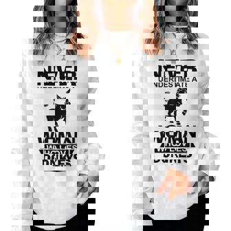 Ne Sous-Estimez Jamais Une Qui Aime Les Ânes Donkey Sweat-shirt pour femme - Cadeauxyz