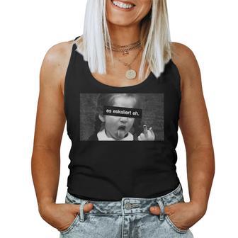 Es Eskaliert Eh Girl With Tongue & Middle Finger Beer Wine Tank Top Frauen - Geschenkecke