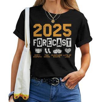 New Dad Mom 2025 Forecast Pregnancy Announce Baby Women T-shirt - Thegiftio UK