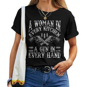 A Woman In Every Kitchen A Gun In Every Hand Camiseta de mujer - Regaloses