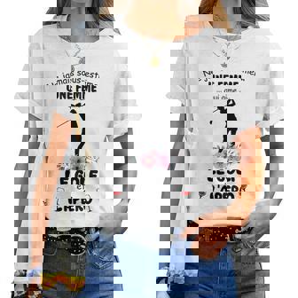 Ne Jamais Sous-Estimer Une Qui Aime Le Golf Et L'apéro T-shirt femme - Cadeauxyz