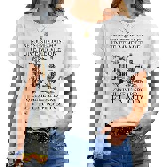 Ne Sous Estimez Jamais Une Mûre Qui Aime L'apéro T-shirt femme - Cadeauxyz