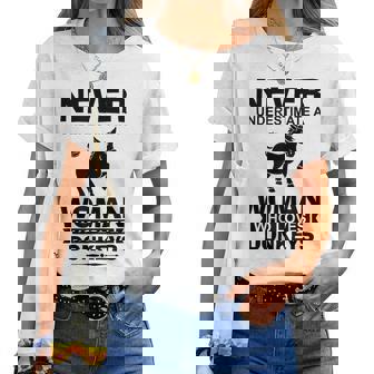 Ne Sous-Estimez Jamais Une Qui Aime Les Ânes Donkey T-shirt femme - Cadeauxyz