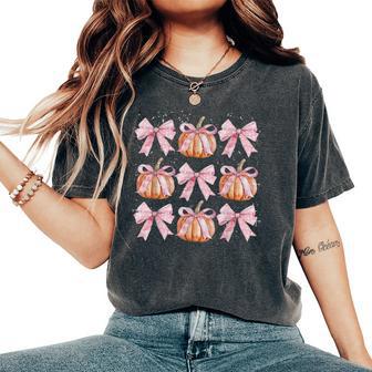 Cute Pink Coquette Bow Pumpkin Fall Autumn Halloween Women's Oversized Comfort T-Shirt - Thegiftio UK