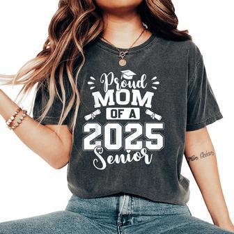 Proud Mom Of A 2025 Senior Graduate Graduation Women's Oversized Comfort T-Shirt - Thegiftio UK