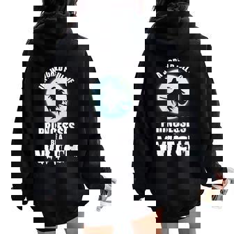 En Un Mundo Lleno De Princesas Sé Una Bruja Cuello Women Oversized Hoodie Back Print - Regaloses