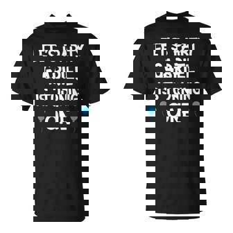 De Primer Cumpleaños Gabriel Con Nombre Niño De 1 Año Camiseta unisex - Regaloses