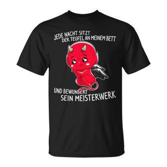 Jede Nacht Sitzt Der Teufel An Meinem Bett Slogan T-Shirt - Geschenkecke