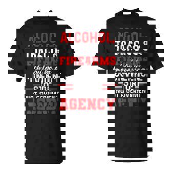L'alcool Le Tabac Et Les Armes À Feu Devraient Être Pratiques Stockez T-Shirt - Cadeauxyz