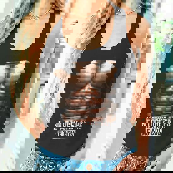 Horloge For Sale Avec L'œuvre « Faux Abs Shirt Bikini Body Muscle Six Pack Faux Gros Seins » De L'artiste Wavatipton