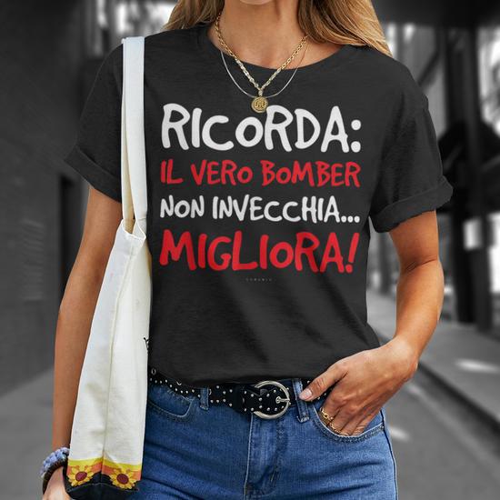 T-Shirt Calcio Uomo "Il Vero Bomber Non Invecchia Migliora" - #fattidicalcio - Maglietta Divertente Originale Made In Italy