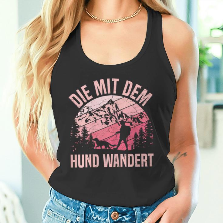 Die Mit Dem Hund Wandert Bergsteiger Berge Dog Lovers Tank Top