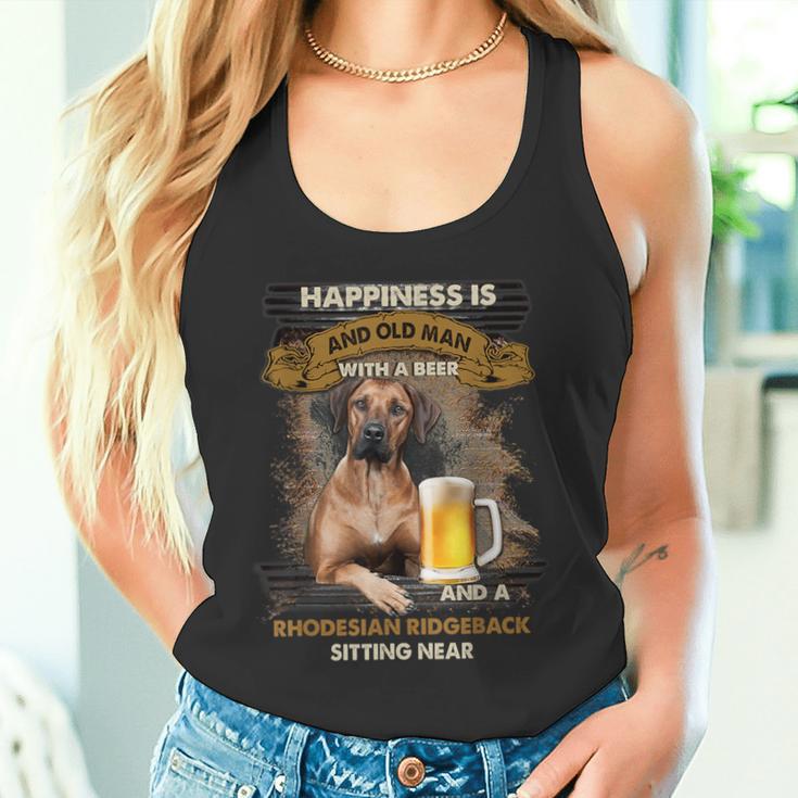 Glück Ist Ein Alter Mann Mit Einer Bier Rhodesian Ridgeback Tank Top