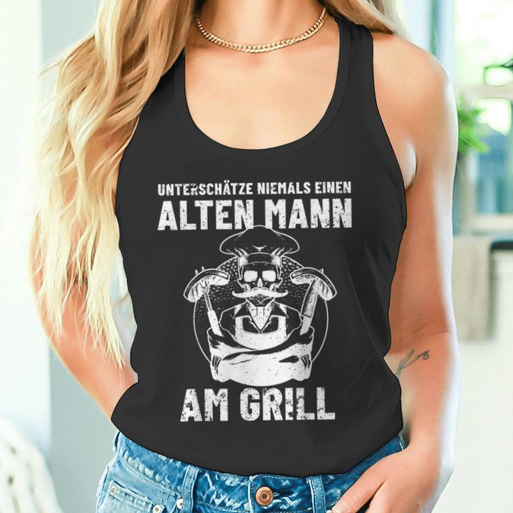 Grillen Unterschatze Niemal Ein Alten Mann Mit Grill S Tank Top