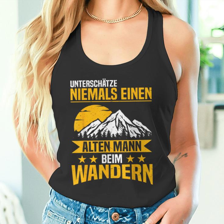 Hikung Underschätze Niemal Eine Alten Mann Weim Hikern S Tank Top