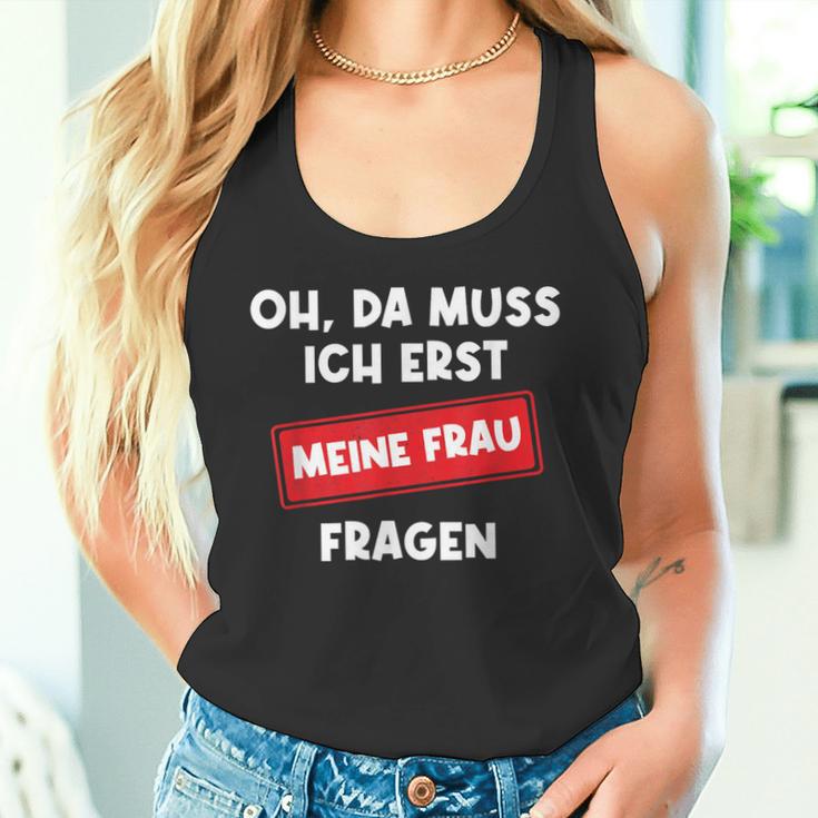 Lustiger Spruch Oh Da Muss Ich Erst Meine Frau Questions Tank Top