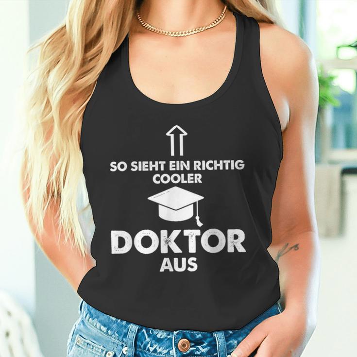 So Sieht Ein Richtig Cooler Doktor Aus Geschenk Doctoritel Tank Top