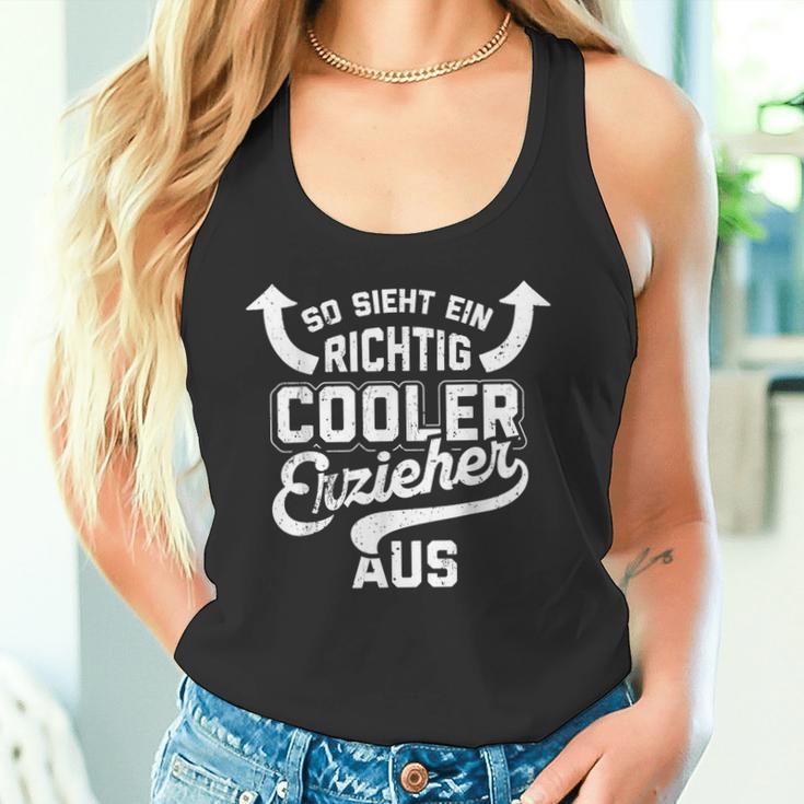 With So Ssieht Ein Richtig Cooler Erzieher Aus Educator German Text So Ssieht E Tank Top