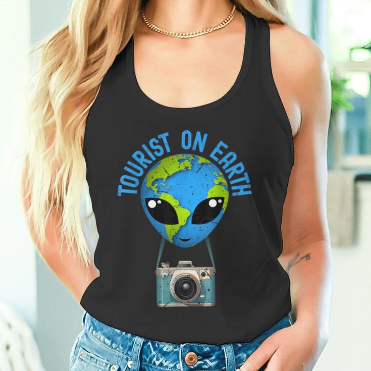 TouristDer Tourist On Earth Alien Earth Day Bevorzugt Den Tag Der Erde Tank Top