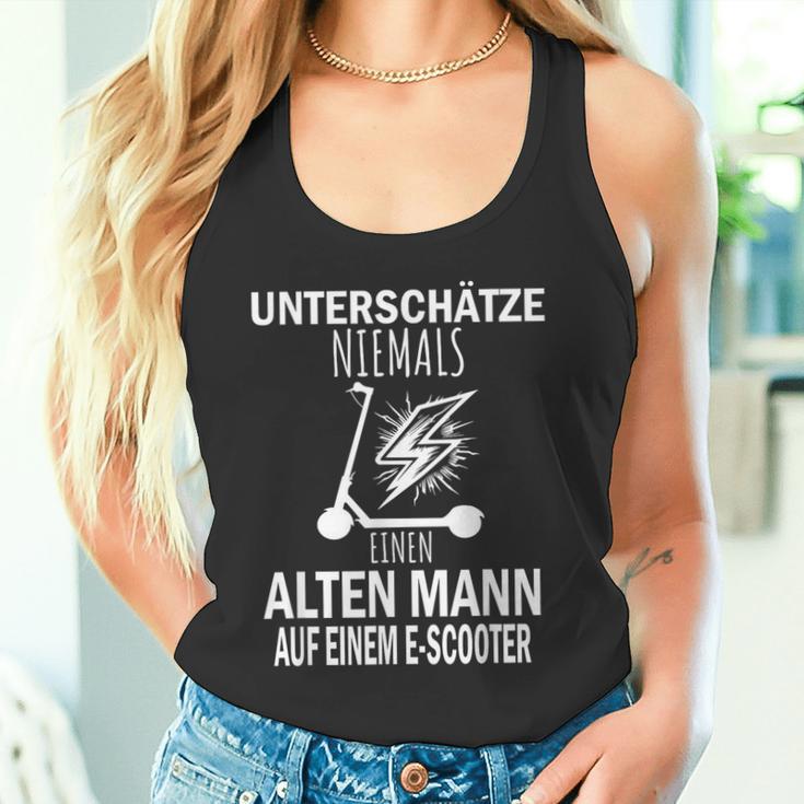 Unterschätze Niemals Einen Alten Mann Auf Einem E-Scooter Tank Top