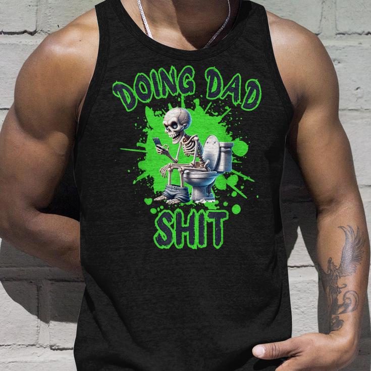 Dad Skelett Doing Dad Shit Lustiger Totenkopfatertag Tank Top Geschenke für Ihn