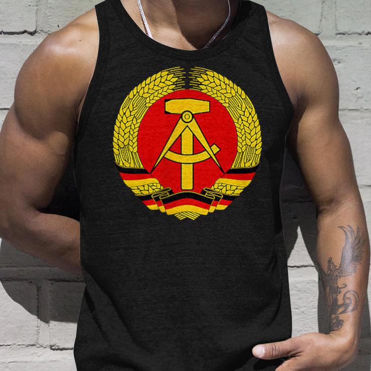 Ddr Coat Of Arms Hammer Sickle Flag Ostalgia Ddr S Tank Top Geschenke für Ihn