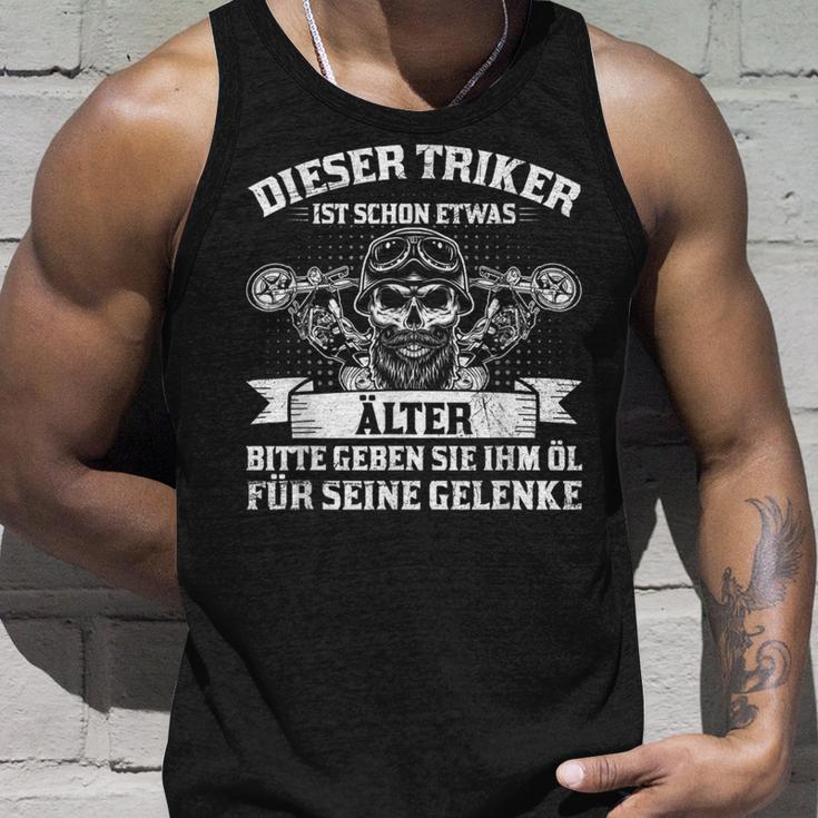 Dieser Triker Ist Schon Älter Öl Für Seine Gelenke Tank Top Geschenke für Ihn