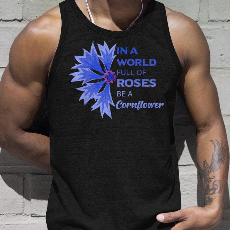 In Einer Weltoller Roses Sei Ein Kornblume In A World Full S Tank Top Geschenke für Ihn