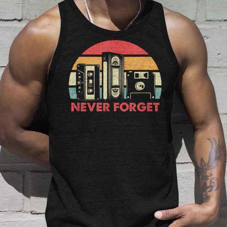 Never Forget Cool Retro Floppy Diskhs And Cassette Tapes Tank Top Geschenke für Ihn