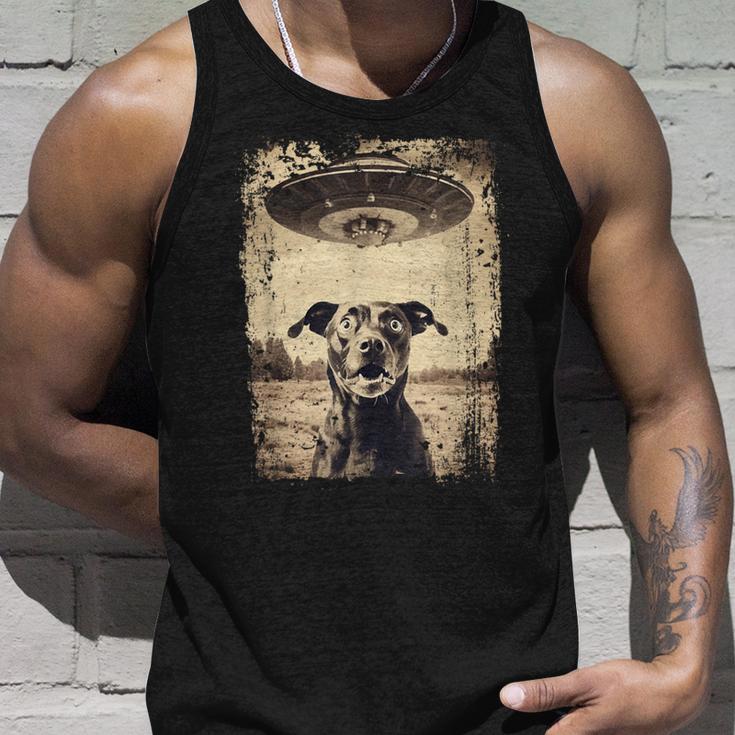 Dog With Ufo Retrointage Uncanny Alien Ufo Tank Top Geschenke für Ihn