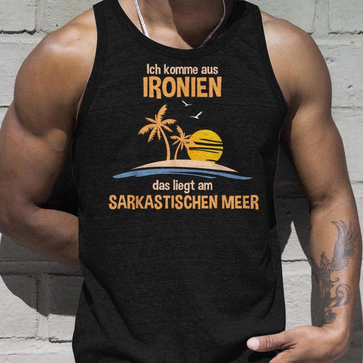 Ich Komme Aus Ironien Das Liegt Am Sarcastischen Meer German Tank Top Geschenke für Ihn