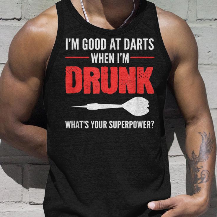 Gut In Darts Alkoholische Person Tank Top Geschenke für Ihn