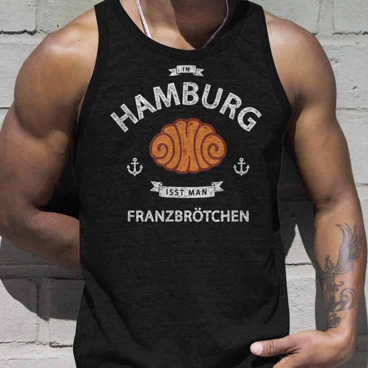 In Hamburg Isst Man Franzbrötchen Nordlicht Idea Tank Top Geschenke für Ihn