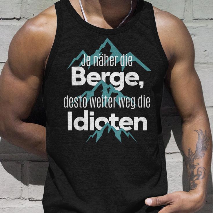 Je Nahher Die Berge Desto Weiter Weg Die Idioten Tank Top Geschenke für Ihn