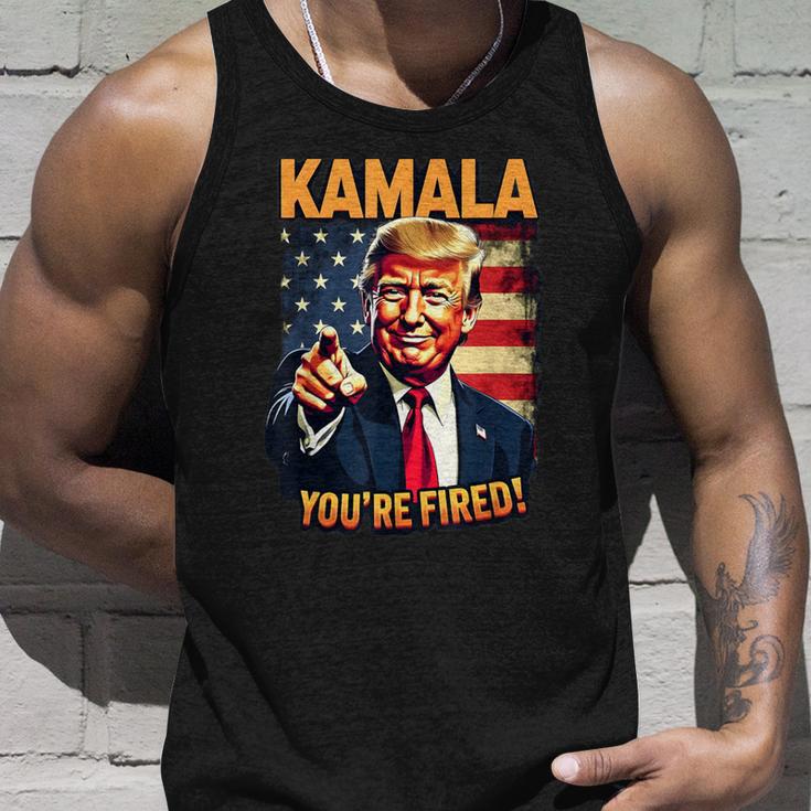 Kamala Du Bist Gefeuert Lustiger Präsident Trump Lacht Über Kamala Tank Top Geschenke für Ihn