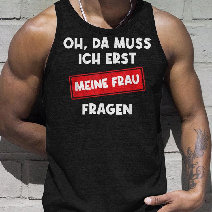 Lustiger Spruch Oh Da Muss Ich Erst Meine Frau Questions Tank Top Geschenke für Ihn