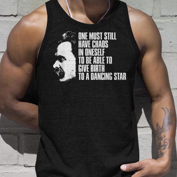 With Nietzsche Quote Man Muss Das Chaos In Self Tank Top Geschenke für Ihn