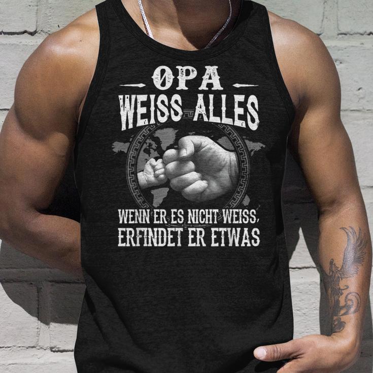 Opa Weiss Alles Wenn Er Es Nicht Weiss Erfindet Er Etwas Tank Top Geschenke für Ihn