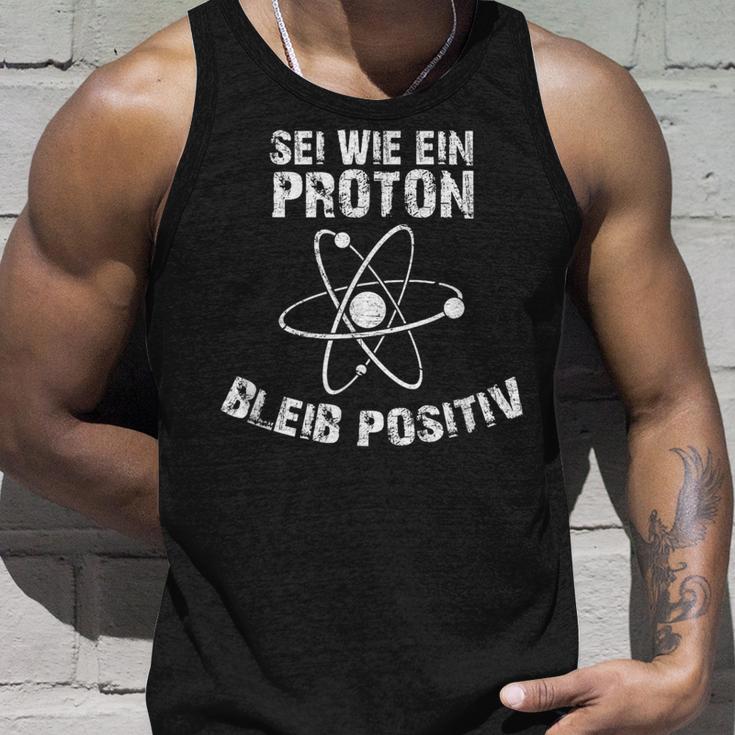 Sei Wie Ein Proton Bleib Positiv Electrics Physics Tank Top Geschenke für Ihn