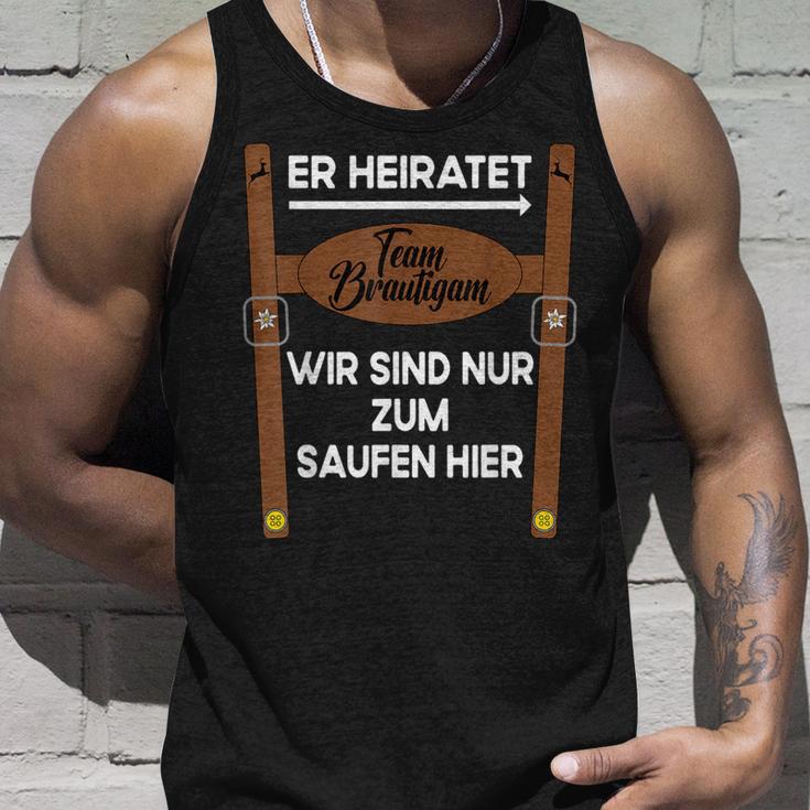 With Team Bridetigam Her Heiratet In Tracht Poltern Jga Tank Top Geschenke für Ihn