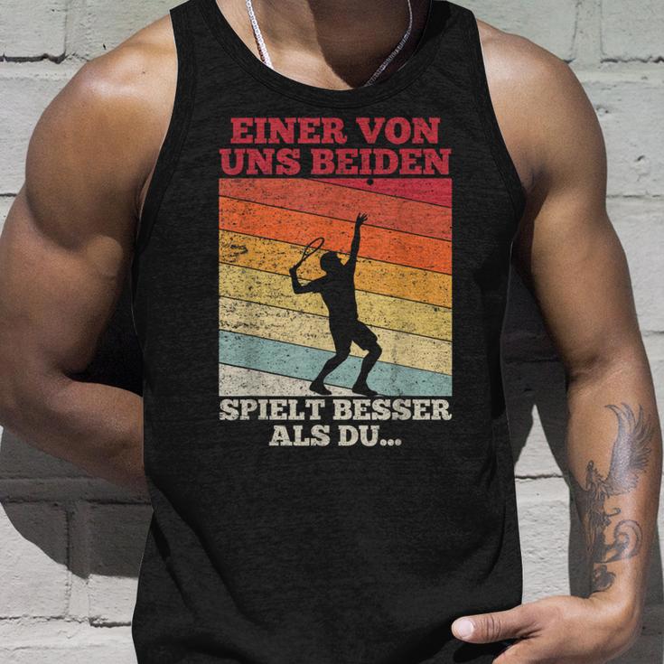 Tennis Einon Uns Beiden Spielt Besser Als Du Tank Top Geschenke für Ihn