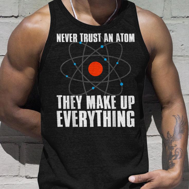 Traue Niemals Einem Atom Sie Erfinden Alles Science Tank Top Geschenke für Ihn