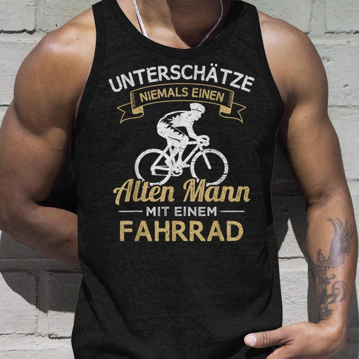 Underschatz Niemals Einen Old Mann Mit Einem Cycling Tank Top Geschenke für Ihn