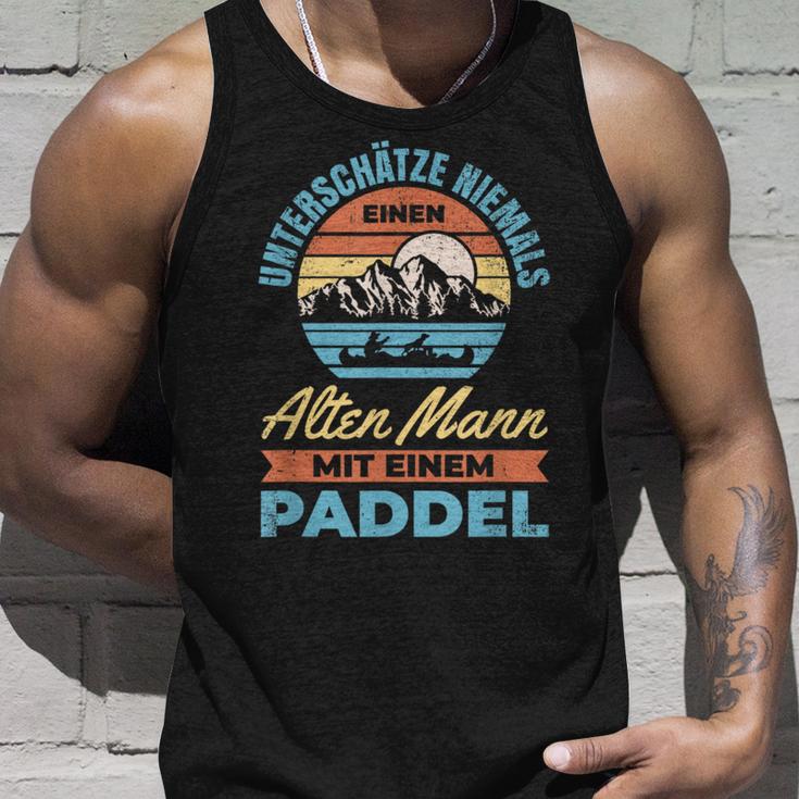 Underschätze Niemal Einen Old Man Mit Einem Paddle S Tank Top Geschenke für Ihn