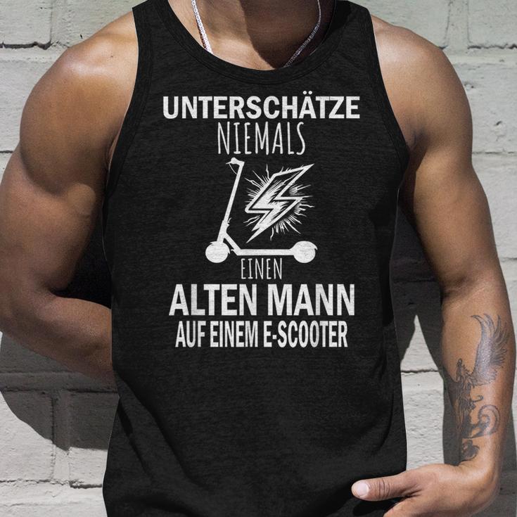 Unterschätze Niemals Einen Alten Mann Auf Einem E-Scooter Tank Top Geschenke für Ihn