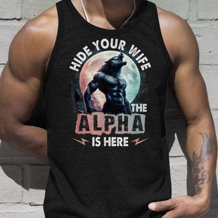 Verstecken Deine Frau Der Alpha Ist Da Alpha Wolf Meme Cringe Tank Top Geschenke für Ihn