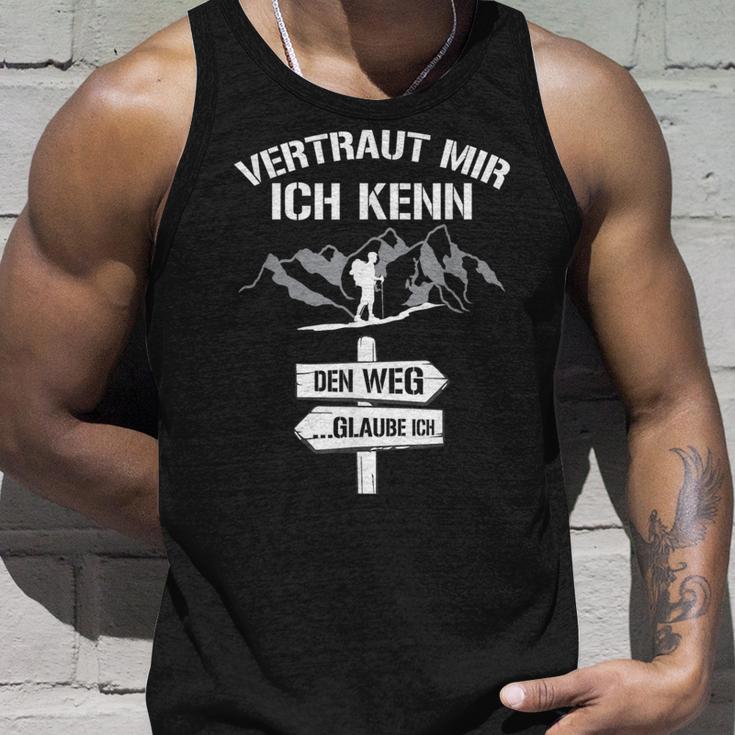 Wandernertraut Mir Ich Kenn Den Weg Bergsteiger German Tank Top Geschenke für Ihn